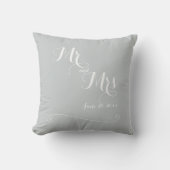 Mr. und Mrs. Elegant Gray White Wedding Pillows Kissen (Vorderseite)