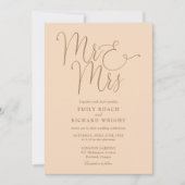 Mr. und Mrs. Elegant Script Soft Peach Hochzeit Einladung (Vorderseite)
