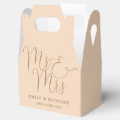 Mr. und Mrs. Elegant Script Soft Peach Hochzeit Geschenkschachtel (Geöffnet)