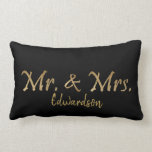 Mr. und Mrs. Gold Briefe Familienname Hochzeit Lendenkissen<br><div class="desc">Goldbuchstaben auf schwarzem Hintergrund.
Wunderbares Hochzeitsgeschenk,  luxuriöse Goldbriefe,  Mr. und Mrs. Drehbuch auf schwarzen Kissen.
Fügen Sie Ihren eigenen Namen zu personalisieren.</div>