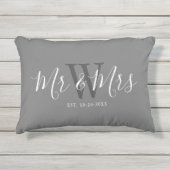 Mr. und Mrs. Grey White Script Monogram Kissen Für Draußen (Vorderseite)