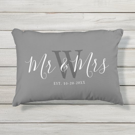 Mr. und Mrs. Grey White Script Monogram Kissen Für Draußen (Vorderseite)