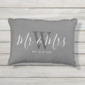 Mr. und Mrs. Grey White Script Monogram Kissen Für Draußen (Rückseite)