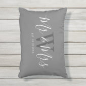 Mr. und Mrs. Grey White Script Monogram Kissen Für Draußen (Vorderseite(Vertikal))