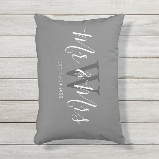 Mr. und Mrs. Grey White Script Monogram Kissen Für Draußen (Vorderseite(Vertikal))