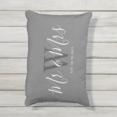 Mr. und Mrs. Grey White Script Monogram Kissen Für Draußen (Rückseite(Vertikal))
