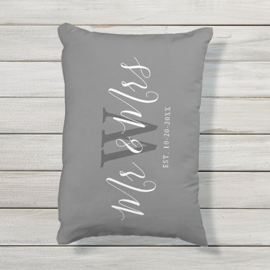 Mr. und Mrs. Grey White Script Monogram Kissen Für Draußen (Rückseite(Vertikal))