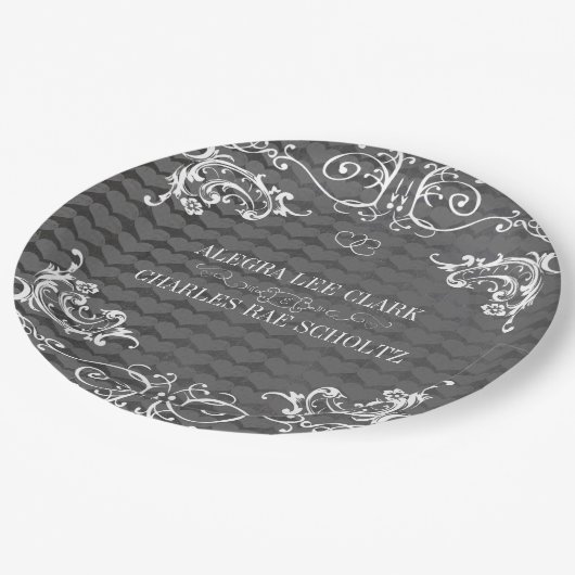 Mr. und Mrs. Heart Pattern Chalkboard Style Pappteller (Schrägansicht)