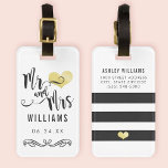 Mr. und Mrs. Monogram Black Gold Wedding neu Gepäckanhänger<br><div class="desc">Stilvolle Reisegepäck-Taschen für den neuen Mr. und Mrs. zeichnen sich durch ein modernes Skriptdesign mit Herz- und Rollakzenten,  fett schwarz-weiß Streifen und benutzerdefinierten Text auf der Vorder- und Rückseite aus. Personalisieren Sie Ihre verheirateten Namen und persönlichen Kontaktinformationen.</div>