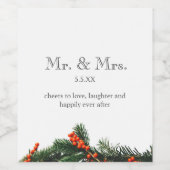 Mr. und Mrs. Monogram Pine with Berries Wedding Weinetikett (Einzelnes Label)