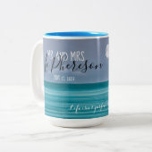 Mr. und Mrs. Moonlit Thema Hochzeit am Strand Zweifarbige Tasse (Vorderseite Links)