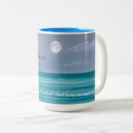 Mr. und Mrs. Moonlit Thema Hochzeit am Strand Zweifarbige Tasse (VorderseiteRechts)