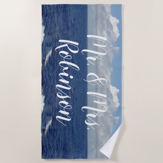 Mr. und Mrs. Personalisiert Ocean Waves Beach Hand Strandtuch (Vorderseite)