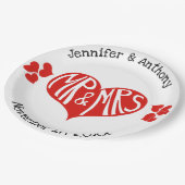 Mr. und Mrs. Red and White Heart Shape Wedding Pappteller (Schrägansicht)