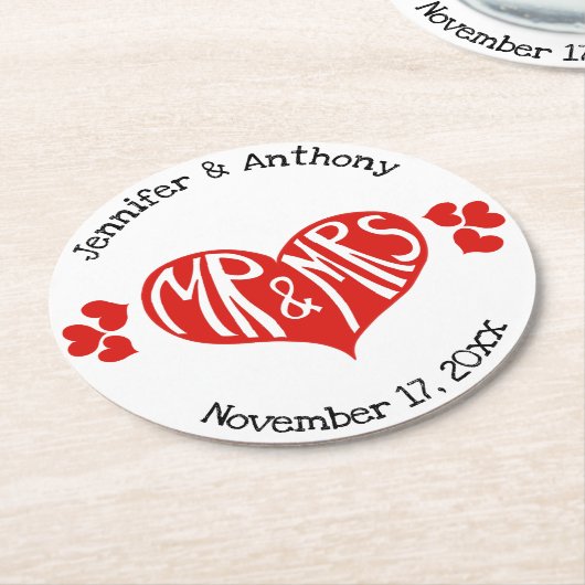 Mr. und Mrs. Red and White Heart Shape Wedding Runder Pappuntersetzer (Angewinkelt)