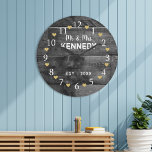 Mr. und Mrs. Wedding Anniversary Rustic Wood Große Wanduhr<br><div class="desc">Rustikales schwarzes Holz und goldenes Herz Hochzeitstag Uhr. Holz ist das traditionelle Geschenk für den 5. Hochzeitstag.</div>