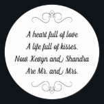 Mr. und Mrs. Wedding Kisses Geem Runder Aufkleber<br><div class="desc">Dieser charmante Mr. and Mrs. Round Aufkleber enthält ein Liebesgedicht,  das mit den Namen der Braut und des Bräutigams personalisiert ist. Dies wäre ein perfekter Aufkleber,  um einen Gefälligkeitskasten mit Hershey Kisses zu akzentuieren.</div>