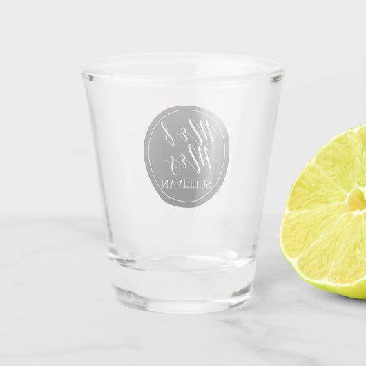 Mr. und Mrs. Wedding mit Monogramm Schnapsglas (Rückseite)