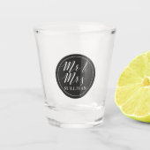 Mr. und Mrs. Wedding mit Monogramm Schnapsglas (Vorderseite)