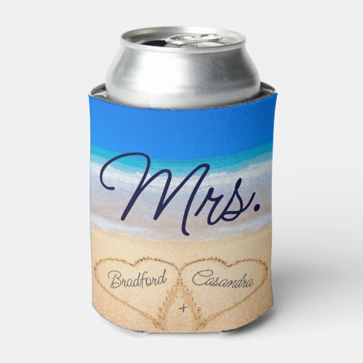 Mrs. Beach Wedding Hearts in Sand Can Cooler Dosenkühler (Kanne Vorderseite)