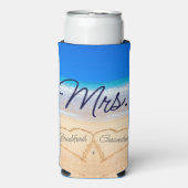 Mrs. Beach Wedding Hearts in Sand Can Cooler Selters Dosenkühler (Seltzer Vorderseite)