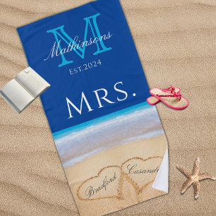 Mrs. Beach Wedding Hearts in Sand Family Monogram Strandtuch