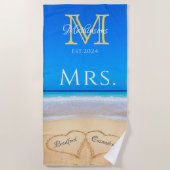 Mrs. Beach Wedding Hearts in Sand Family Monogram Strandtuch (Vorderseite)