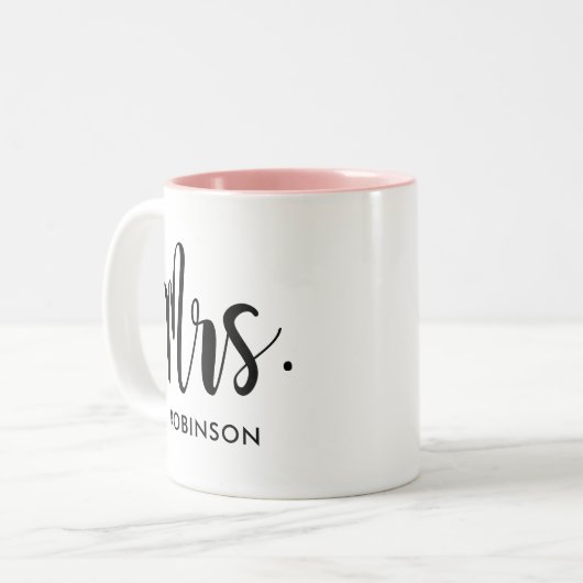 Mrs. Black Modern Script Custom Wedding Zweifarbige Tasse (Vorderseite Links)