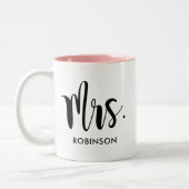 Mrs. Black Modern Script Custom Wedding Zweifarbige Tasse (Links)