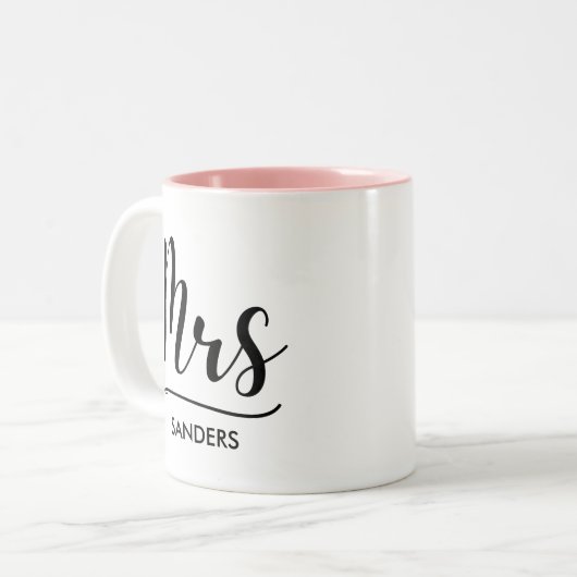 Mrs Black Modern Script Custom Wedding Zweifarbige Tasse (Vorderseite Links)