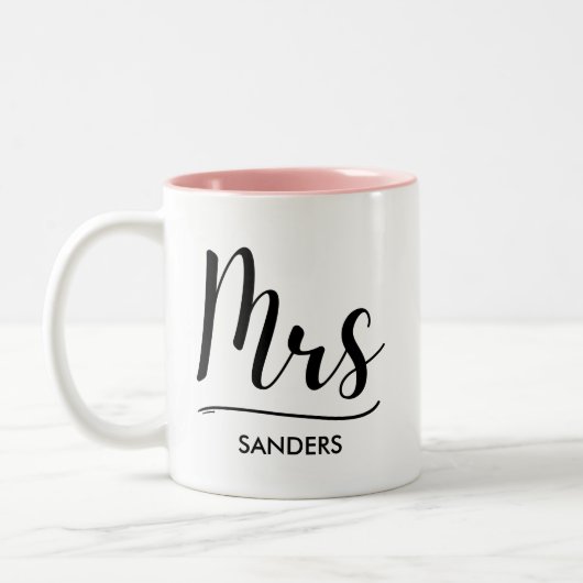 Mrs Black Modern Script Custom Wedding Zweifarbige Tasse (Links)