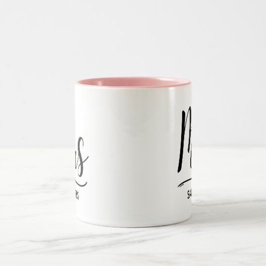Mrs Black Modern Script Custom Wedding Zweifarbige Tasse (Mittel)