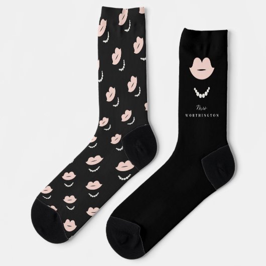 Mrs. Bride Lips & Pearls Stilvolles Chic Hochzeits Socken (Linkes Detail)