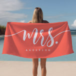 Mrs Coral and White New Bride Personalisiert Strandtuch<br><div class="desc">Mrs Coral und White New Bride Personalisiert Beach Handtuch. Moderne Drehbuch personalisiert Name Strand Handtuch. Perfektes Flitterhandtuch für die Braut. Personalisieren Sie dieses benutzerdefinierte Design mit Ihrem eigenen Namen oder Text.</div>