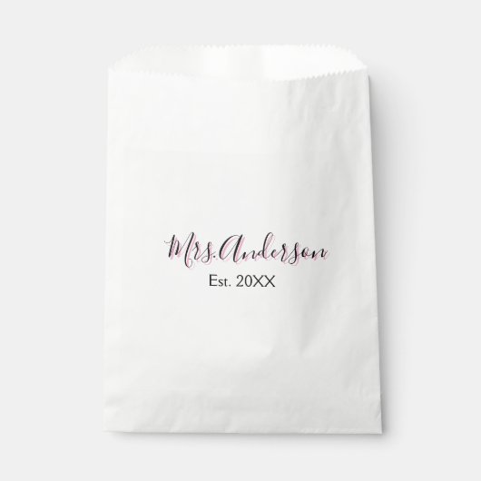 Mrs. Familienname Vorname schwarz pink est Jahr mo Geschenktütchen (Vorderseite)