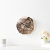 Mrs. Jane Morris Reclining on a Sofa Runde Wanduhr (Zuhause)