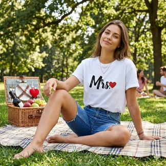 Mrs. Modern Black Script Frauen Rot Herz T-Shirt