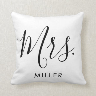 Mrs. Modern Elegant Script Monogram Wedding Kissen