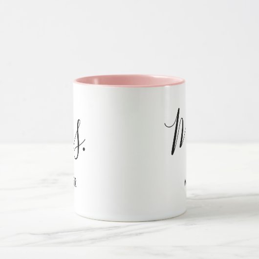 Mrs. Modern Elegant Script Monogram Wedding Tasse (Zentrum)