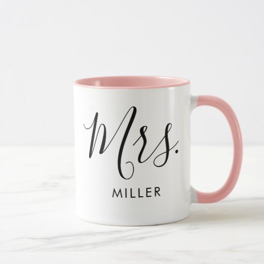 Mrs. Modern Elegant Script Monogram Wedding Tasse (Rechts)