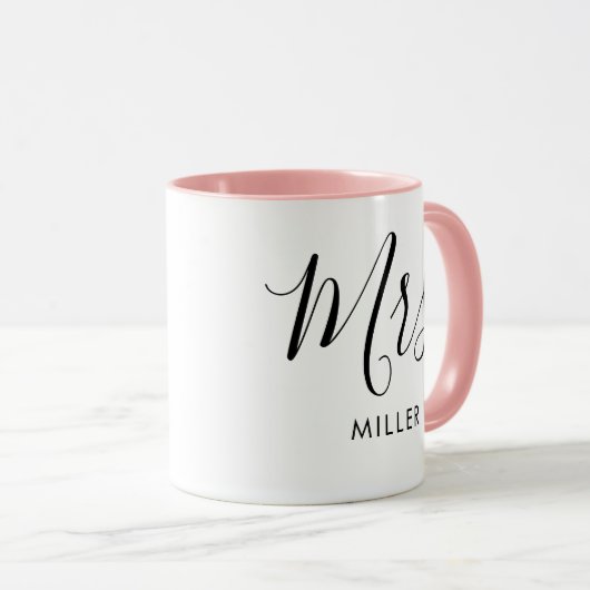 Mrs. Modern Elegant Script Monogram Wedding Tasse (VorderseiteRechts)