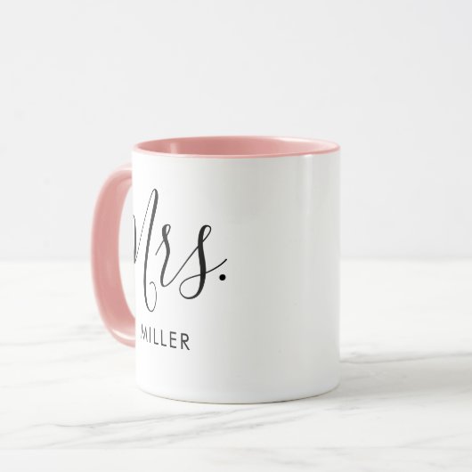 Mrs. Modern Elegant Script Monogram Wedding Tasse (Vorderseite Links)