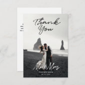 Mrs. Modern Schwarz-weiß Script Wedding Foto Dankeskarte (Vorne/Hinten)