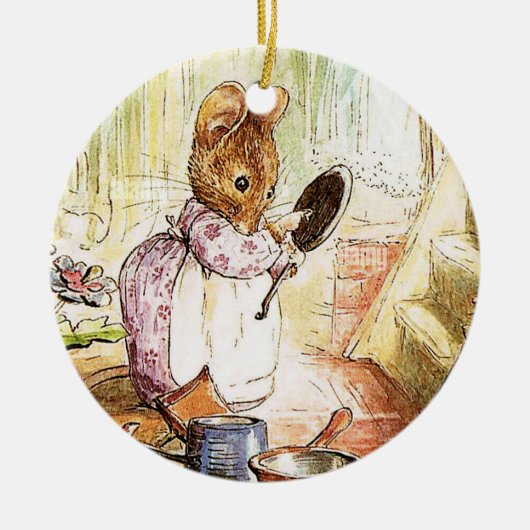 "Mrs Mouse Cleans Pots and Pans" von Beatrix Potte Keramik Ornament (Vorne)