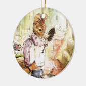 "Mrs Mouse Cleans Pots and Pans" von Beatrix Potte Keramik Ornament (Links)