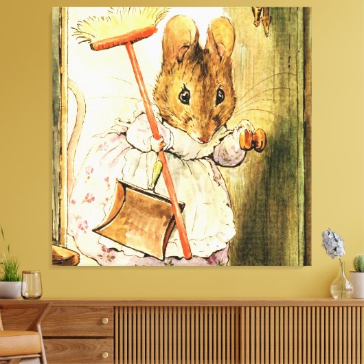 "Mrs Mouse Sweeps the Dollhouse" von Beatrix Potte Leinwanddruck (Insitu (Wohnzimmer))