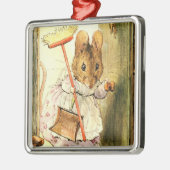 "Mrs Mouse Sweeps the Dollhouse" von Beatrix Potte Ornament Aus Metall (Links)
