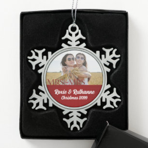 Mrs. & Mrs. Red Holiday Lesbian Ehe Foto Schneeflocken Zinn-Ornament