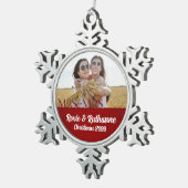 Mrs. & Mrs. Red Holiday Lesbian Ehe Foto Schneeflocken Zinn-Ornament (Rechts)