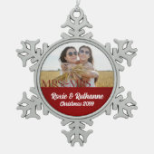 Mrs. & Mrs. Red Holiday Lesbian Ehe Foto Schneeflocken Zinn-Ornament (Vorderseite)